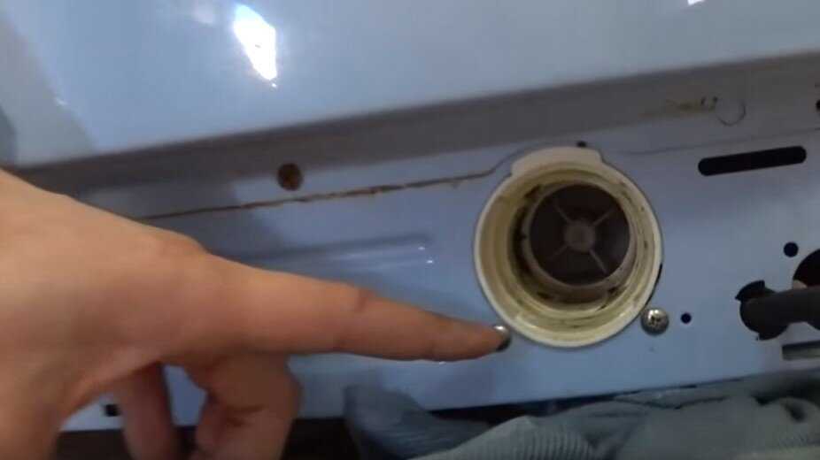 Машина индезит не сливает воду причина. Вентиляционное отверстие на стиральной машине Kraft 7201. Индезит очистка фильтра стиральная машина LG. Вентиляционные отверстия в стиральной машине.