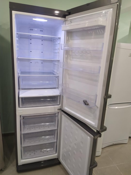 Недорогой холодильник no frost. Холодильник самсунг двухкамерный ноу Фрост. Холодильник Samsung no Frost двухкамерный. Холодильник Samsung no Frost 354. Холодильник Соло самсунг no Frost.