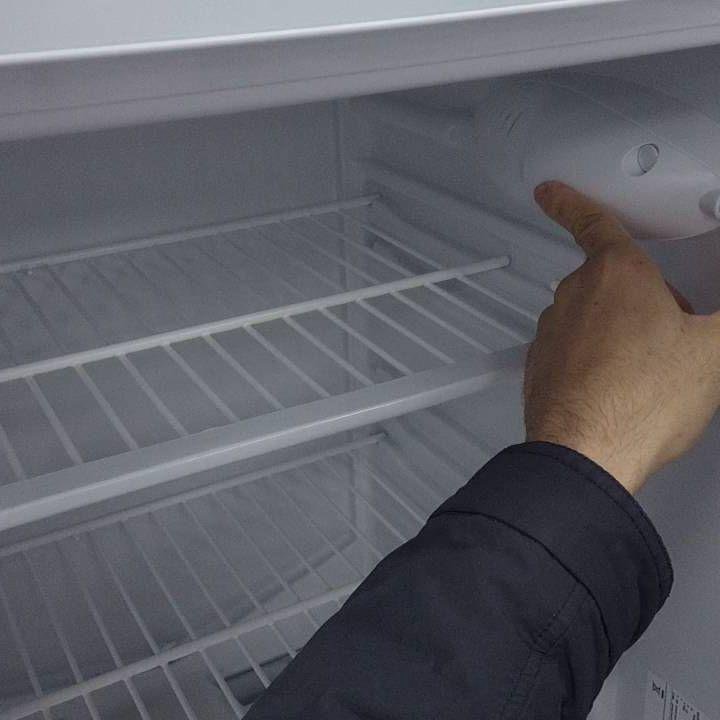 Морозильная камера горит внимание. Лампочка холодильнике Индезит ноу Фрост двухкамерный. Индезит df5180w части холодильника. Холодильник Стинол перегорела лампочка. ATLANT холодильник кнопка внутри.