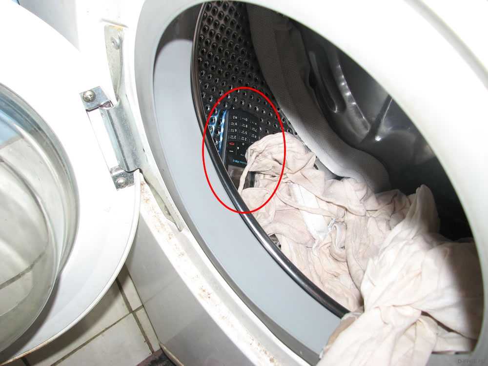 Почему после стирки вода остается в барабане. Наушники в стиральной машине. Носки в стиралке. Стиральная машина с бельем. Стиральная машинка зажевала вещи.