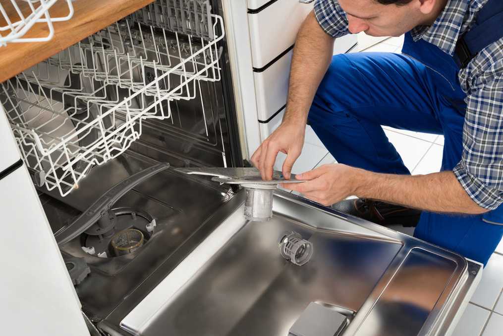 Первое включение посудомоечной машины. Мастер посудомоечных машин. Посудомоечная машина сломалась. Мастер по ремонту посудомоечных машин. Ремонтирует посудомойку.