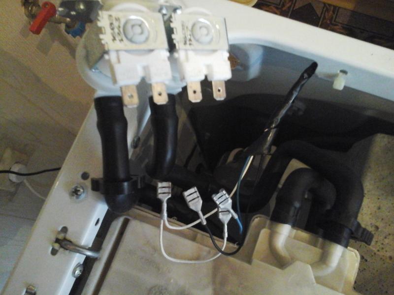 Клапан воды на машинке. Клапан стиральной машины Атлант провода. Впускной клапан Whirlpool 129. Vestel WM 1034 TS заливной клапан. Машинка Электролюкс впускной клапан.