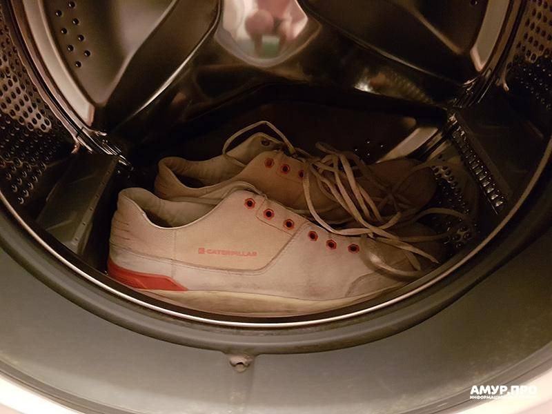 Можно ли стирать ботинки в стиральной машине. Стирка кроссовок. Стирка кроссовок в стиральной машинке. Постирать кроссовки в стиральной машине. Кроссовки после стирки.