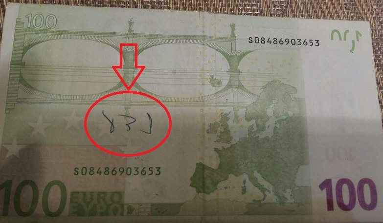 Можно ли разменять доллары. Надпись евро на купюрах. Надписи на купюрах ручкой. Поврежденные купюры. Надписи на купюрах евро ручкой.