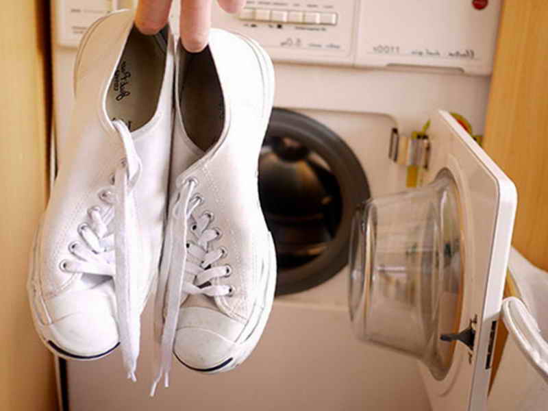 Можно ли постирать кроссовки. Стирка кроссовок. Кроссовки в стиральной машине. Обувь после стирки. Стиральная машина для обуви.