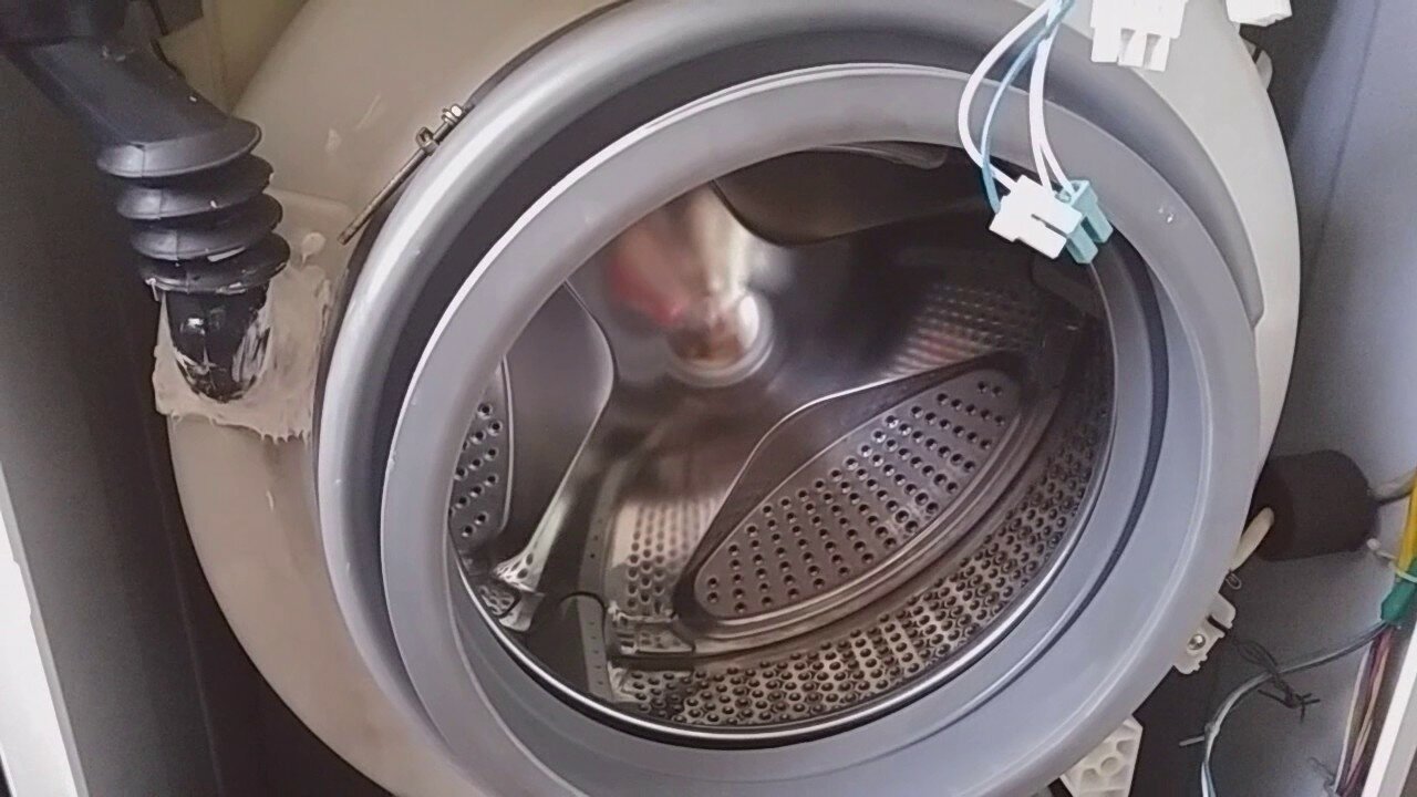 Течет стиральная машина снизу при стирке