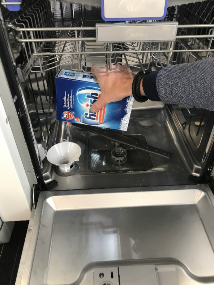 Почему посудомоечная машина стала. Мойка с посудомоечной машиной. Мока в псоудомоечной машине. Что такое моечные рукава в посудомойке. Мойка посуды в посудомойке изнутри.