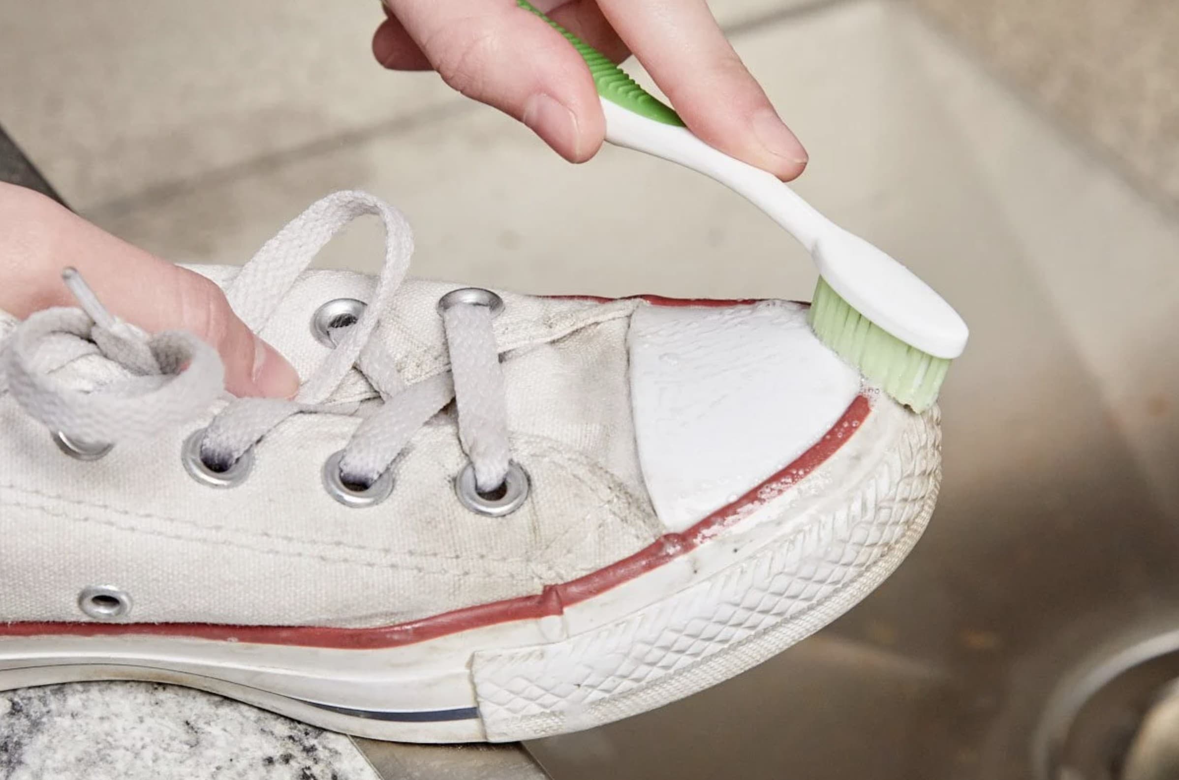 Чем очистить кроссовки в домашних условиях. Кеды в клею. Зубная паста для кроссовок. Протирает белую кеды салфеткой. Очистить белую обувь зубной пастой.