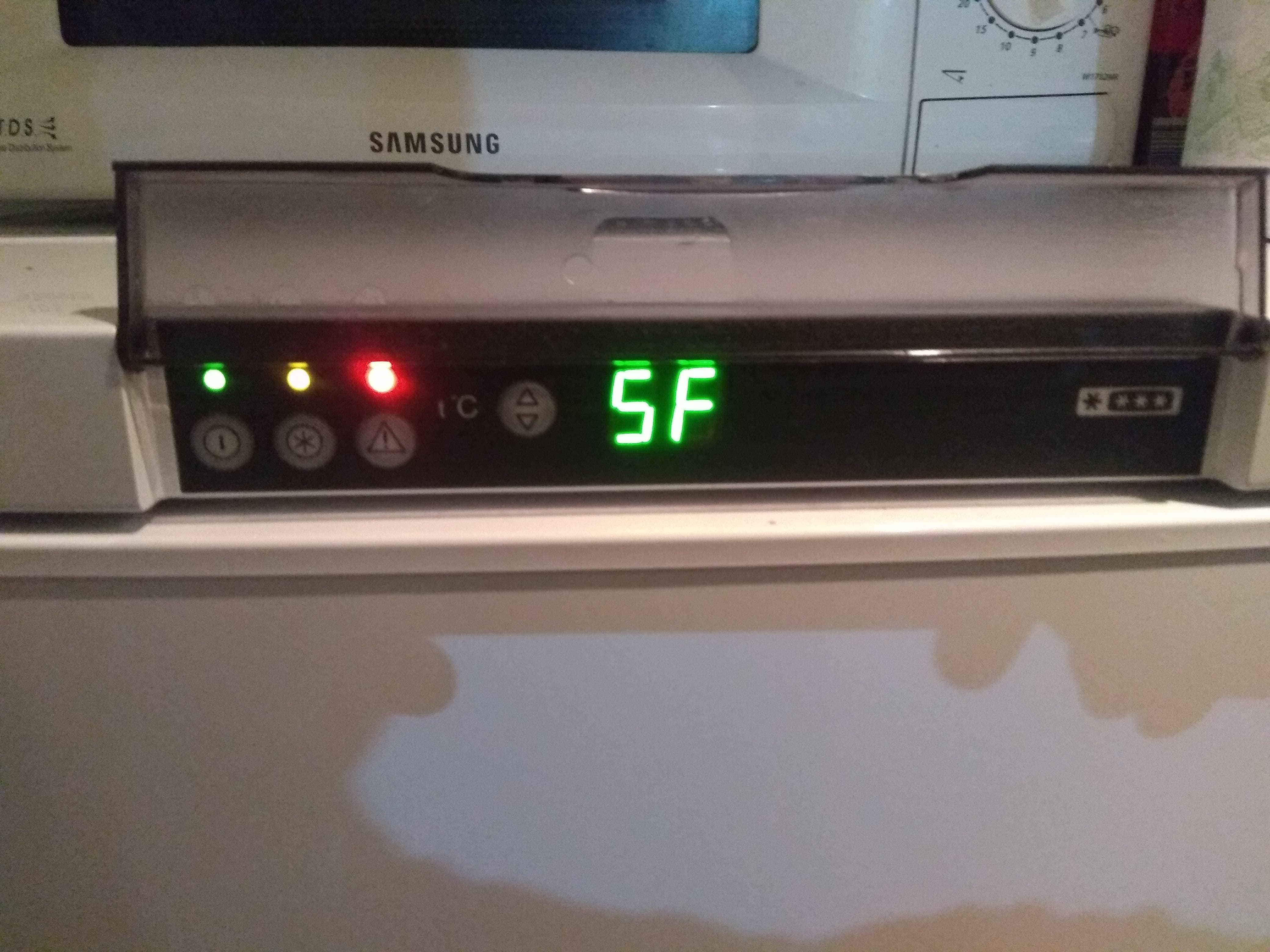 Морозильная камера горит внимание. 5f холодильник Атлант. F5 холодильник Атлант резистор. Холодильник Атлант двухкамерный ошибка 5f. Атлант холодильник ошибка f2.