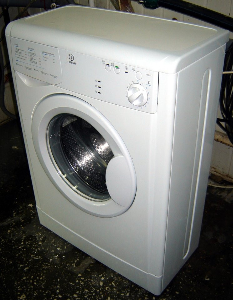 Узкая стиральная машина. Indesit WIU 81 CSI. Wiu81csi. Стиральная машина Индезит WIU. Indesit WIU узкая.