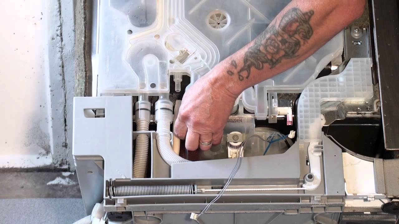 Почему не сливает посудомоечная машина. Посудомоечная машина Bosch 55t34. Геркон датчик воды посудомоечной машины. Клапан на посудомоечную машину бош.