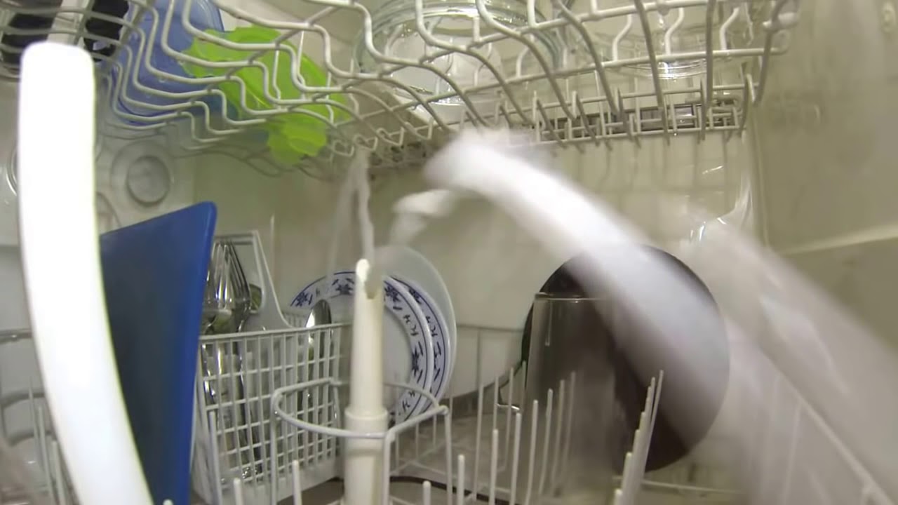 Посудомоечные машинки видео. Мойка посуды в посудомоечных машинах в аэропорту. Видео посудомоечная машина внутри. Как устроена посудомоечная машина внутри. Посудомоечная машина внутри новая.
