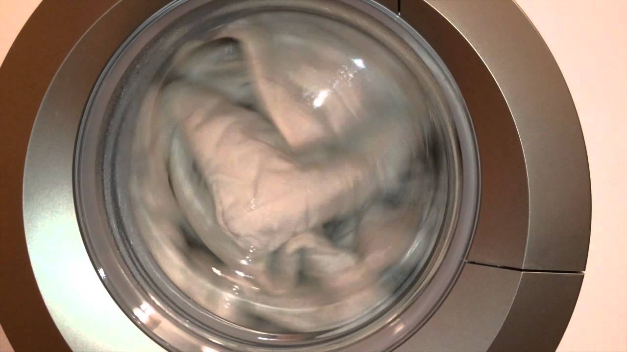 Можно ли пальто постирать в стиральной машине. Стирка пледа в стиральной машине. Стирка одеяла. Стирка пухового одеяла в стиральной машине. Как засунуть одеяло в стиральную машину.
