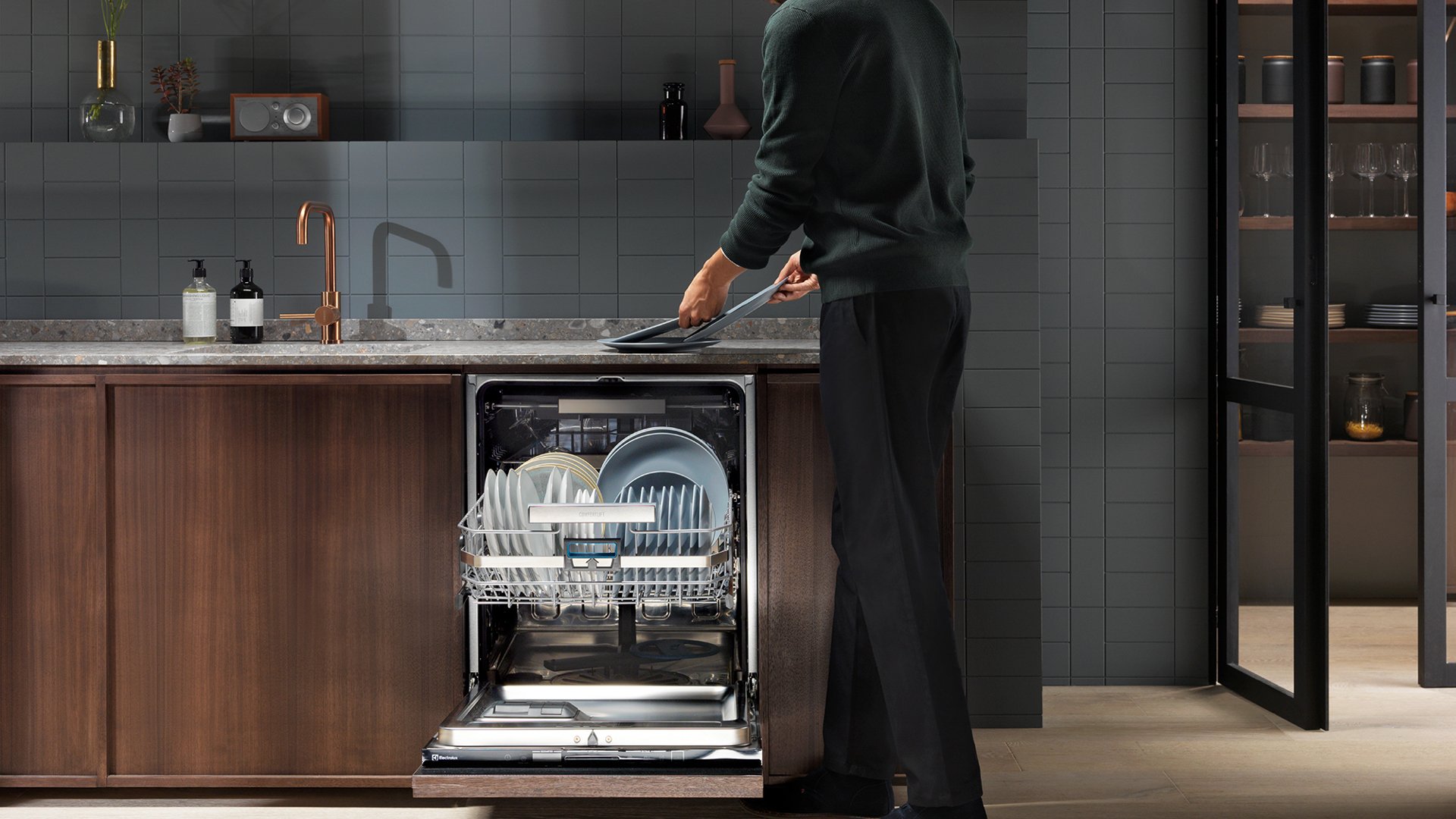 Какие посудомоечные машины хорошие по качеству. Посудомоечная машина Weissgauff 60 см встраиваемая. Посудомойка 45 см Hansa. Посудомойка на кухне. Отдельностоящая посудомоечная машина в интерьере.