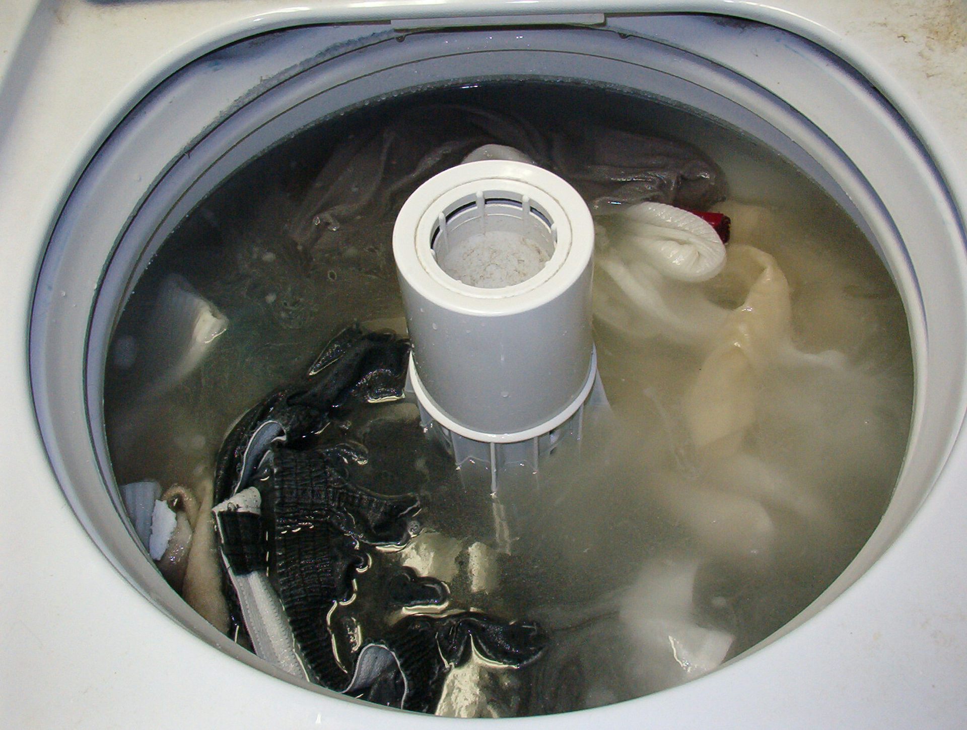 Делать стиральной машине сливается вода