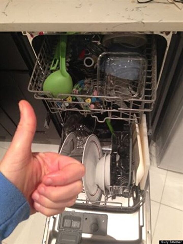 Почему плохо моет посудомойка. Посуда в посудомойке. Мыть посуду в посудомоечной машине. Посудомойка помыла посуду. Моющие посудомоечные машинки.