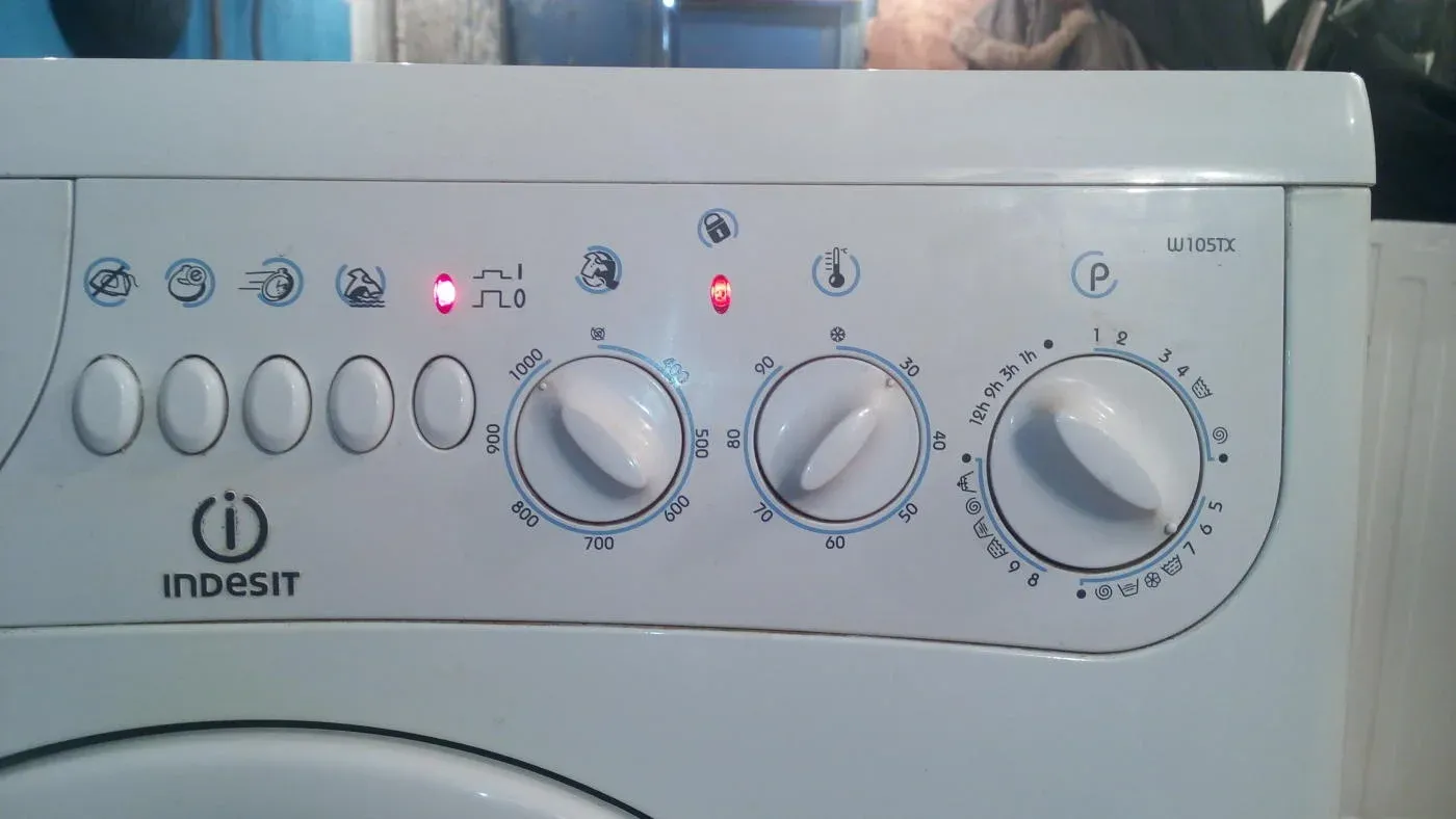 Сброс стиральной машины индезит. Стиральная машинка Индезит w105tx. Стиральная машина Индезит 105 ТХ.