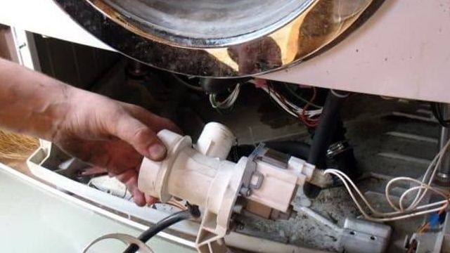 Стиральная машина отжиме сливает воду