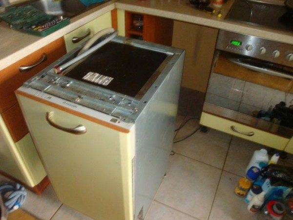 Как установить посудомоечную машину в готовую. Посудомоечная машина встроенная в кухню. Посудомойка под столешницей. Посудомойка не встроенная. Обычная кухня и встроить посудомоечную машину.