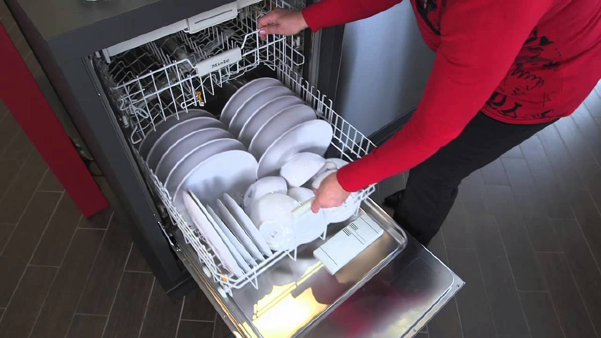 Запусти посудомоечную. Unload the Dishwasher. Load/unload the Dishwasher. Выгружать посуду из посудомойки. Разгружать посудомоечную машину cartoon.