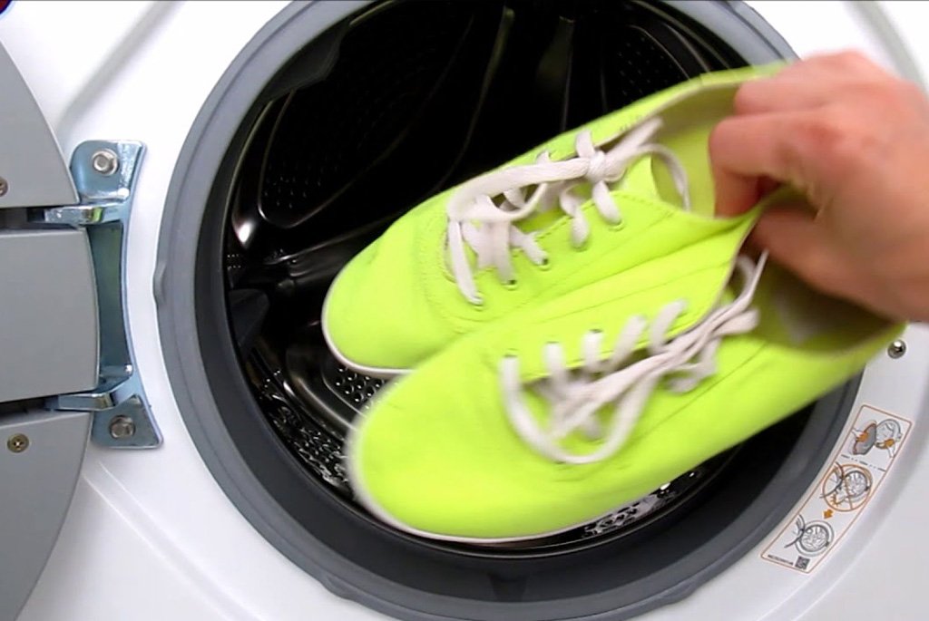 Как правильно стирать кроссовки в автомате. Стиральная машина для обуви. Кроссовки в стиральной машине. Стирка кроссовок. Подставка для кроссовок в стиральной машине.
