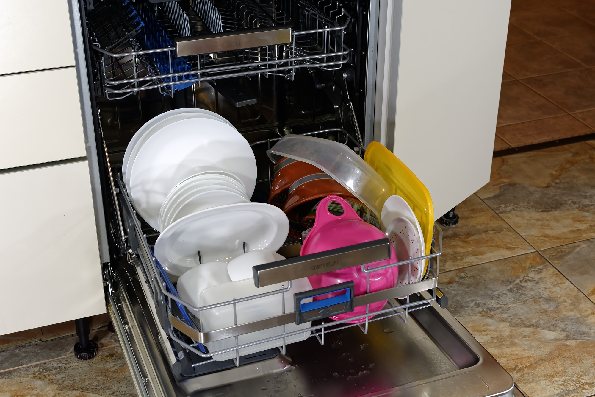 Первый запуск посудомоечной машины средство. Загрузка посудомоечной машины Электролюкс. Electrolux esl4550ro. Правильная загрузка посудомоечной машины. Загрузить посудомоечную машину.