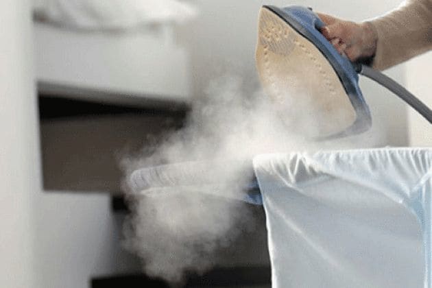 Как легко и просто убрать пятно от утюга на черном