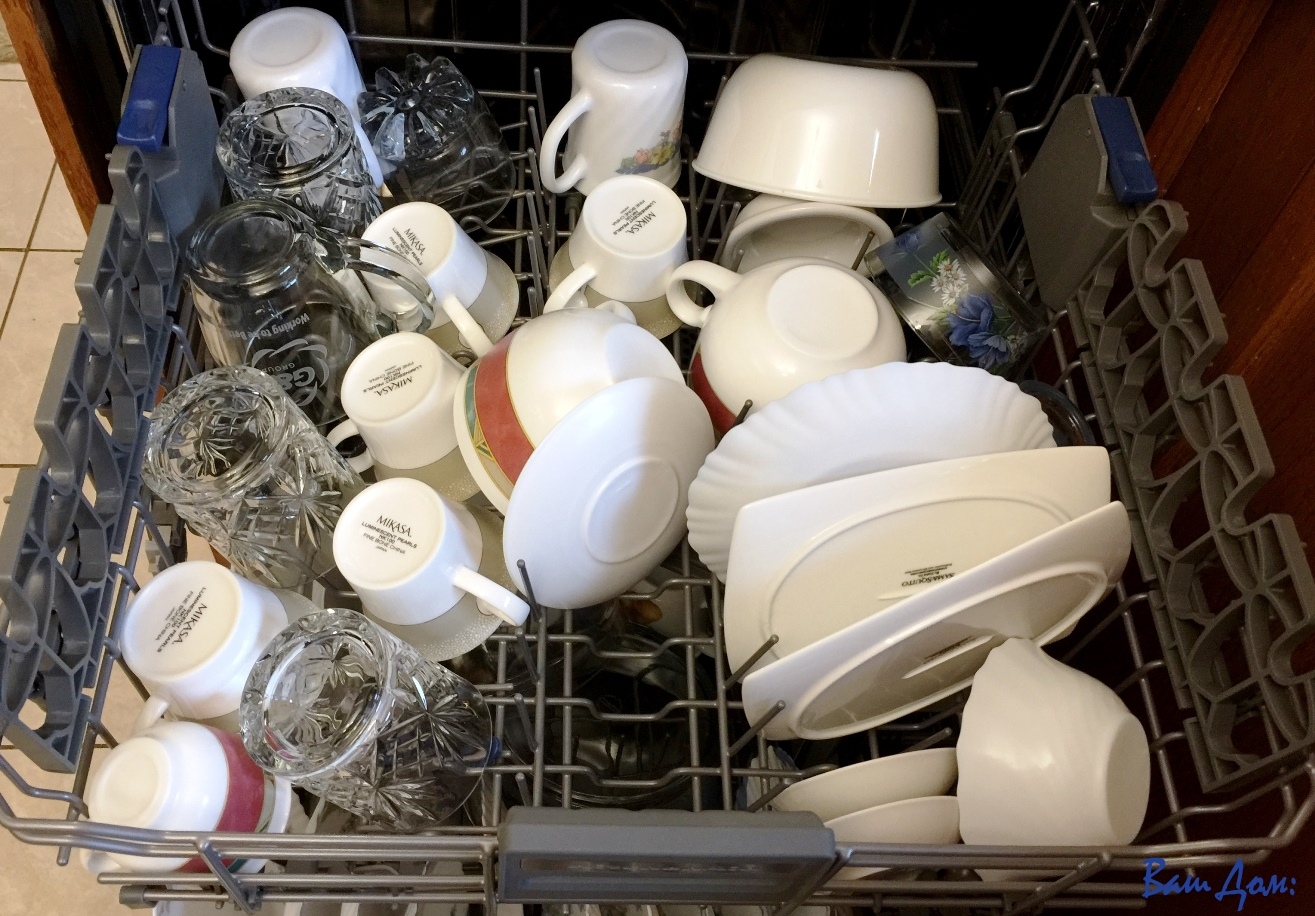 На прилавке случайным образом. Посуда в посудомоечной машине. Расстановка посуды в посудомоечной машине. Гора посуды. Укладка посуды в посудомоечной машине.