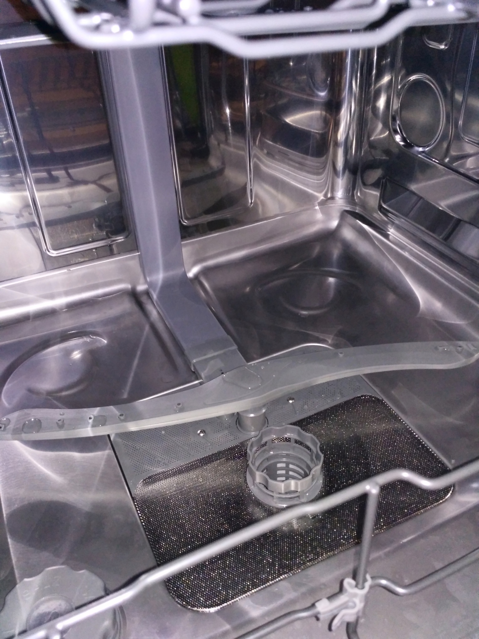 Как добавлять соль в посудомоечную. Дно посудомоечной машины Bosch. Отверстия в посудомоечной машине. Отверстие для соли в посудомойке. Боковое отверстие внутри посудомойки.