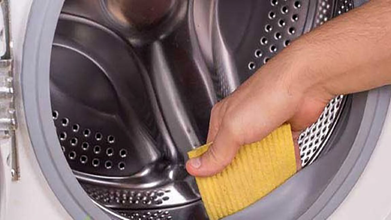 Почистить стиралку лимонной. Мытье стиральной машины. Чистка стиральной машины. Стиральная машина отсек для чистки. Как почистить стиральную машину.