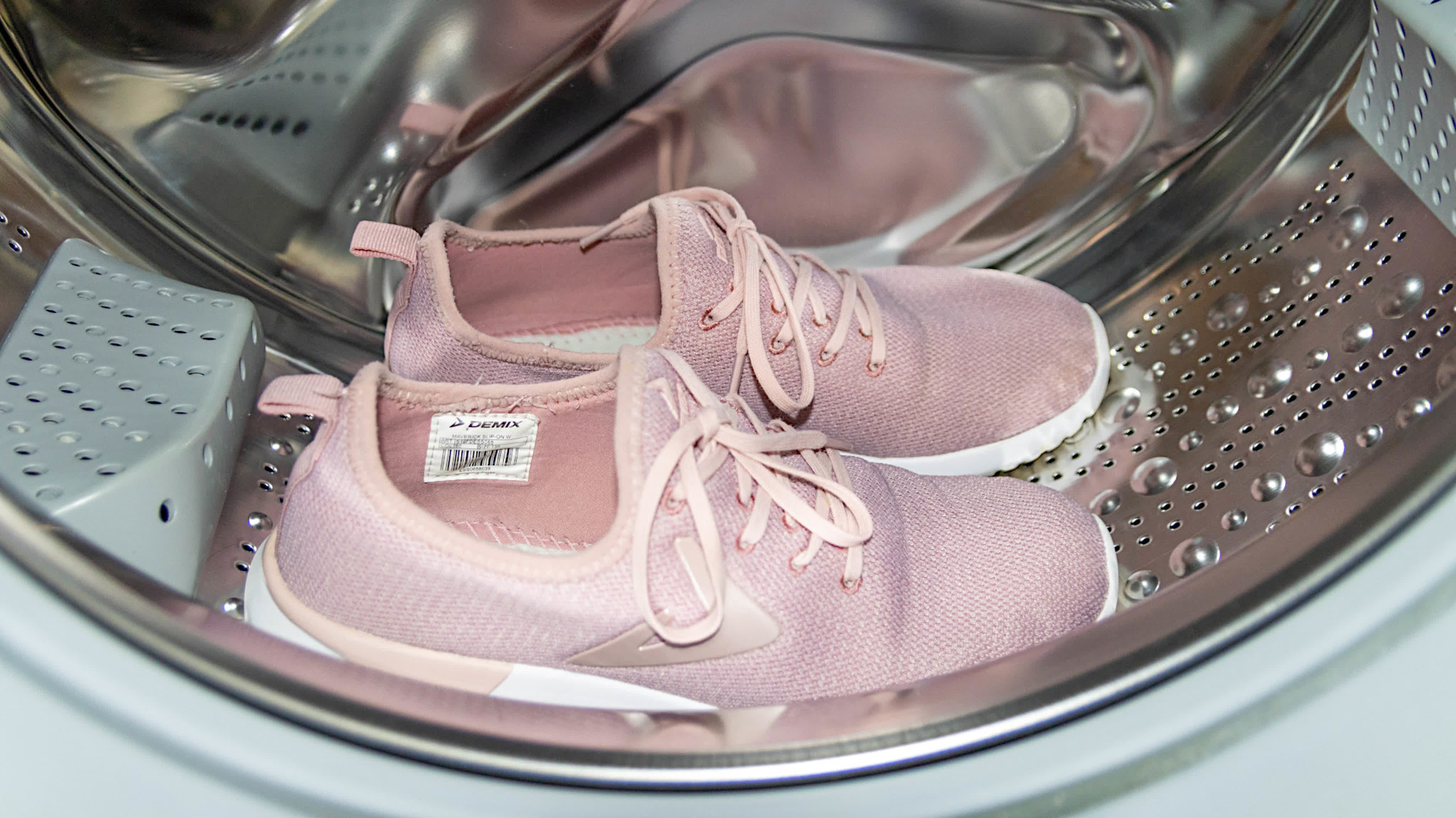 Можно ли постирать кроссовки в стиральной машине. Кроссовки в стиральной машине. Постирать кроссовки в стиральной машине. Постирала розовые кеды. Постирать кроссовки в стиральной машине Пума.