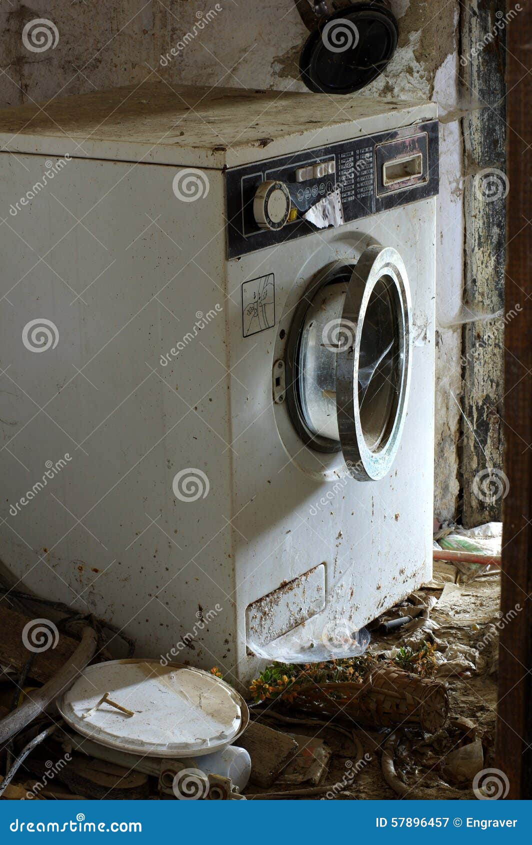 Разбивают стиральную машину. Сломанная стиральная машина. Поломанная стиральная машинка. Старая стиральная машина. Старая сломанная стиральная машина.