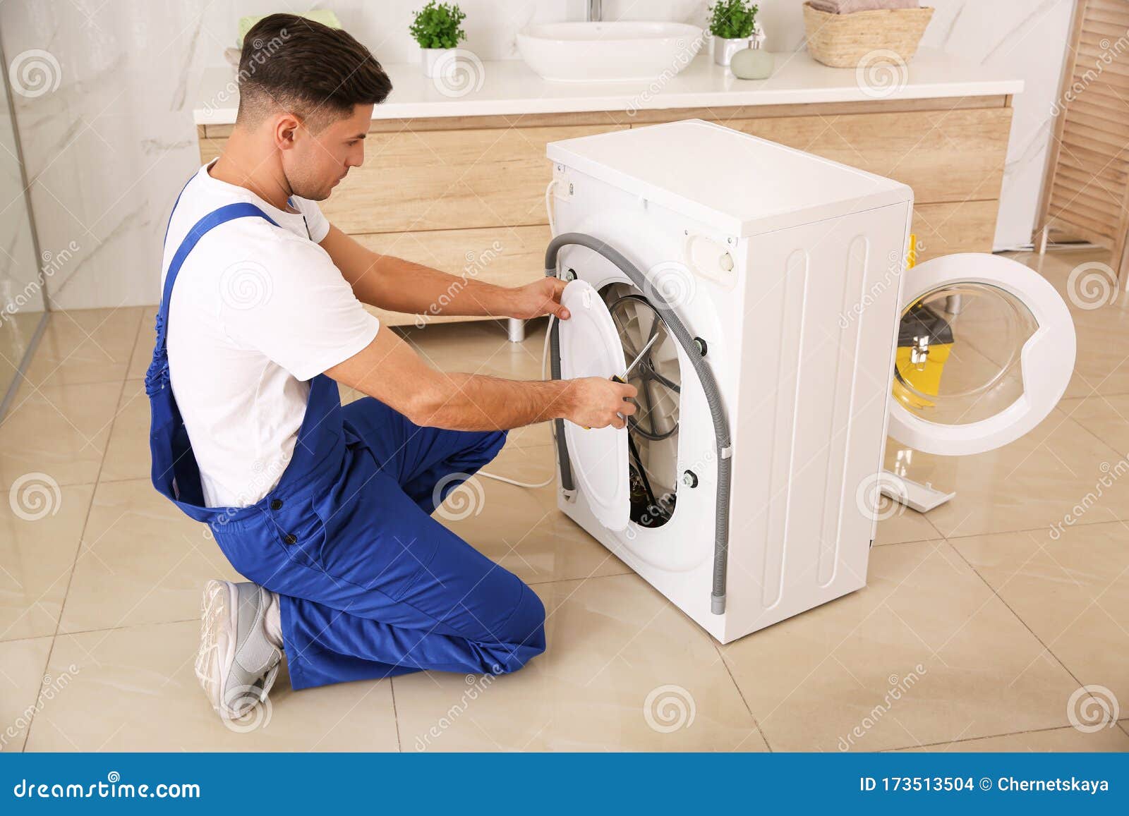 Стиральная машина где продают. Мужчина и стиральная машина. Неисправная стиральная машина. Стиральная машина servis. Поломки стиральных машин.