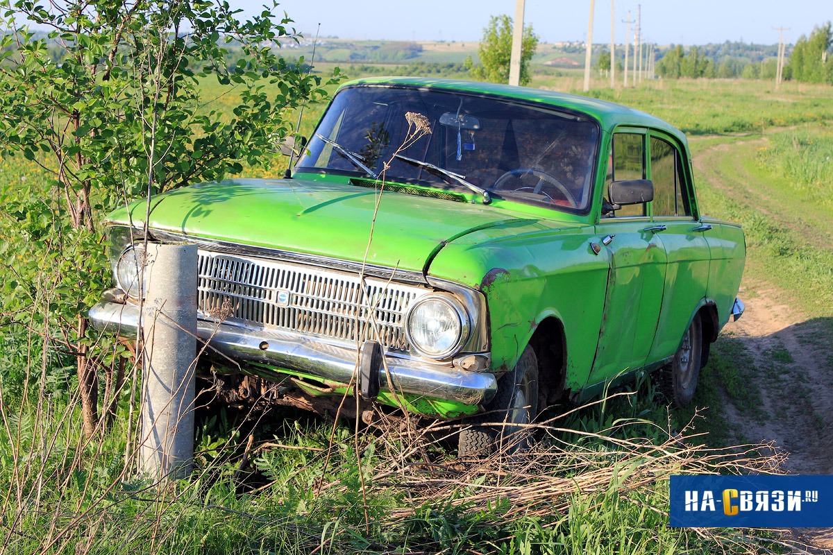 Сельские автомобили. Автомобиль в деревне. Машина в селе. Старые Деревенские машины.