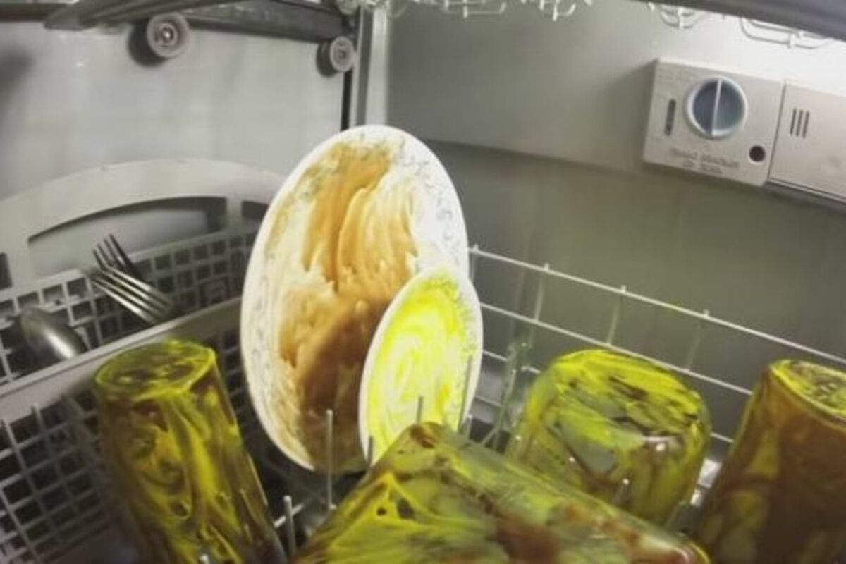 Посудомоечные машинки видео. Посудомоечная машина изнутри. Посудомоечная машина вид изнутри. Посудомойка внутри. Посудомойка намокает изнутри.