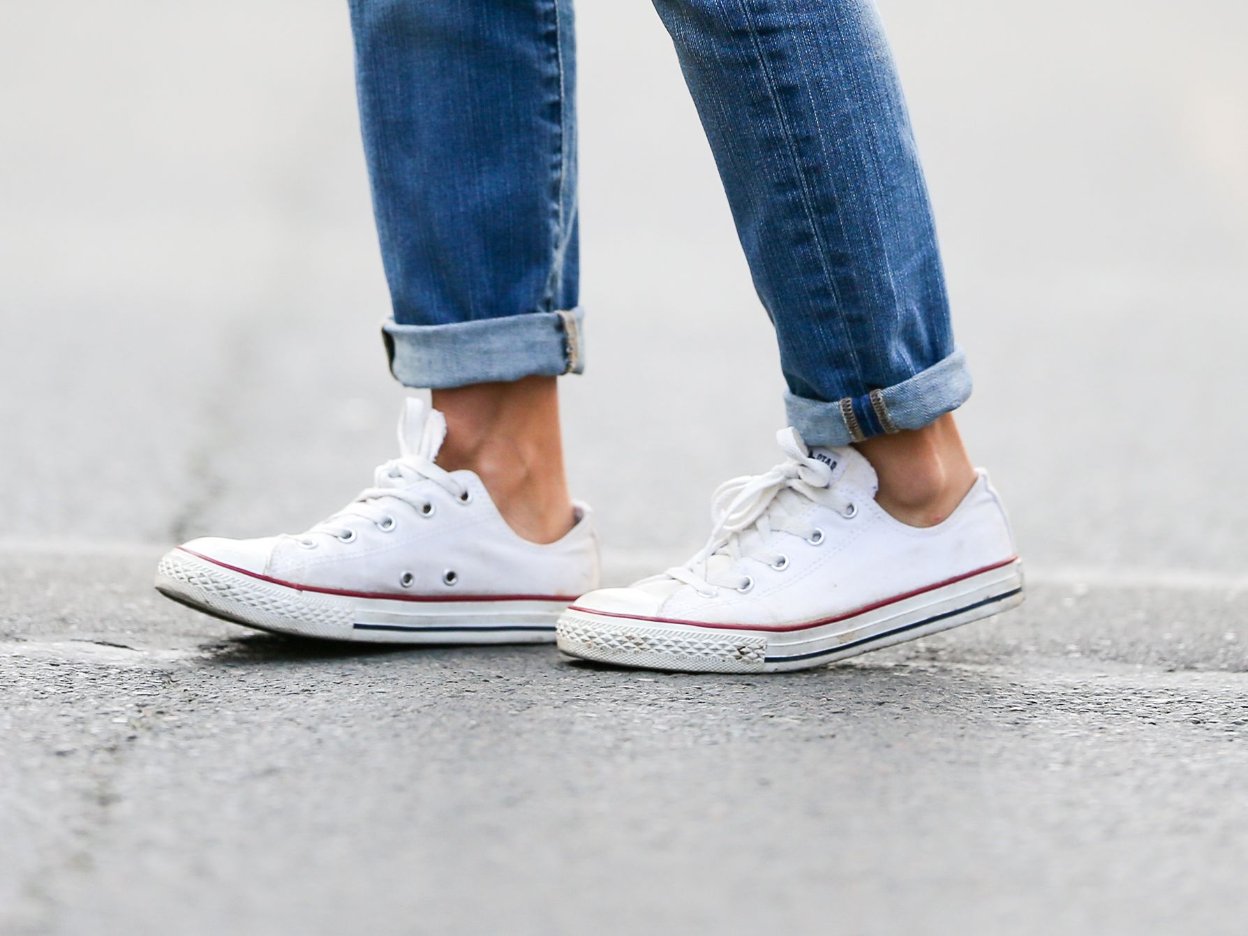 Кеды можно стирать. Белые кеды. Converse White. Конверсы белые на парне. Постирать конверсы.