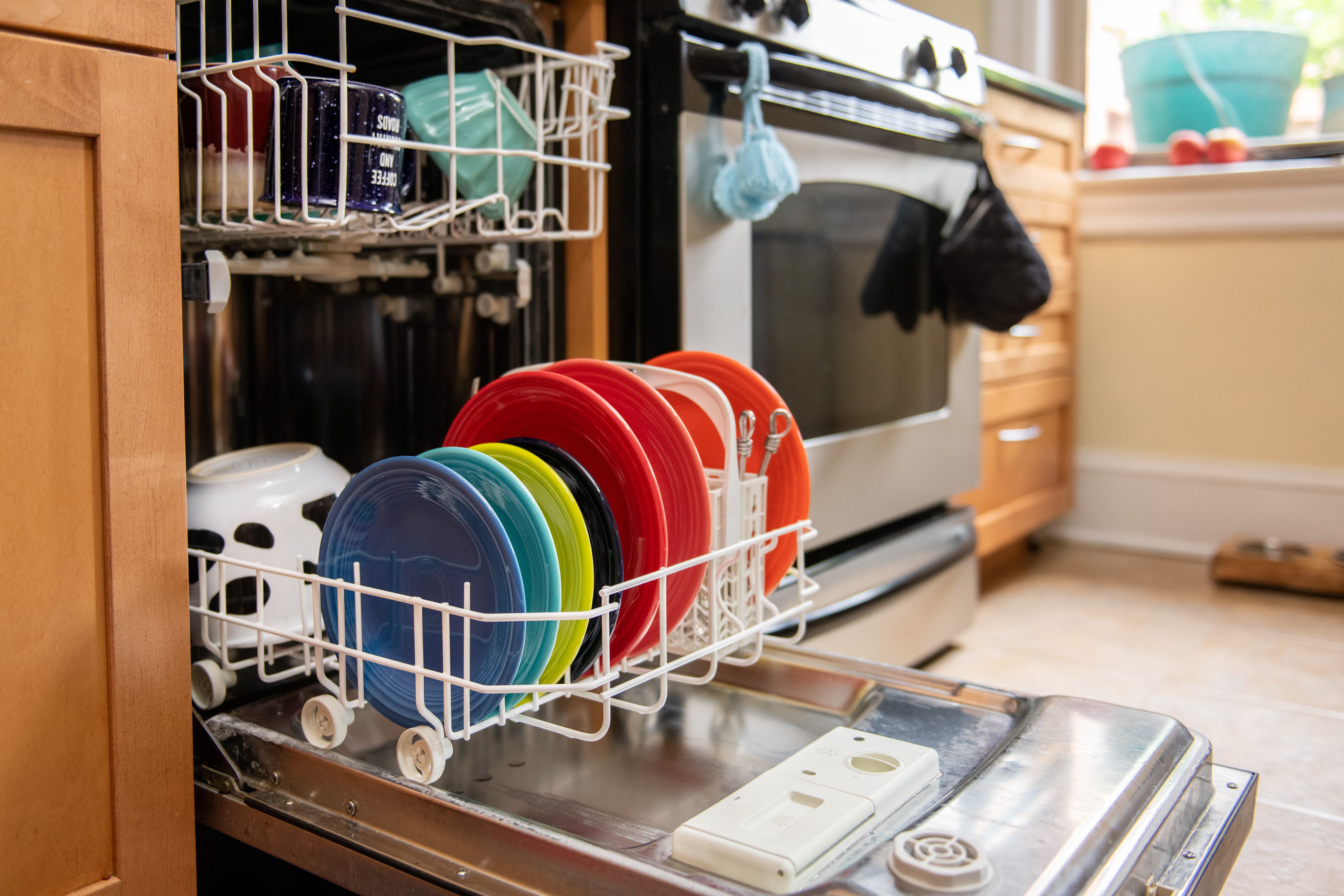 Какую посуду нельзя мыть в посудомоечной. Посуда в посудомоечной машине. Мытье посуды. Посудомоечная машина в интерьере. Посудомоечная машина Zanussi.